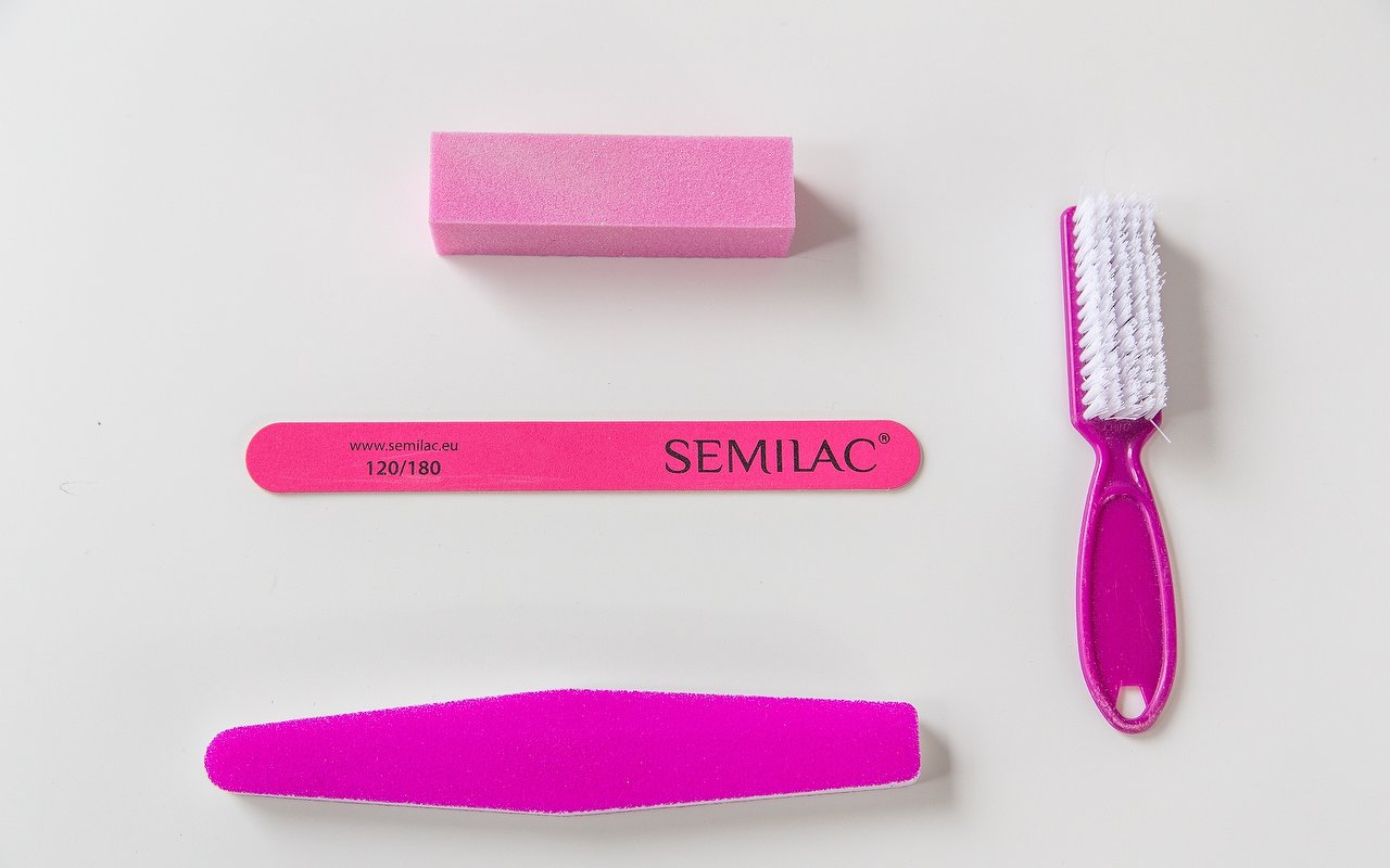 Roze buffer, vijlen en een nagelborstel