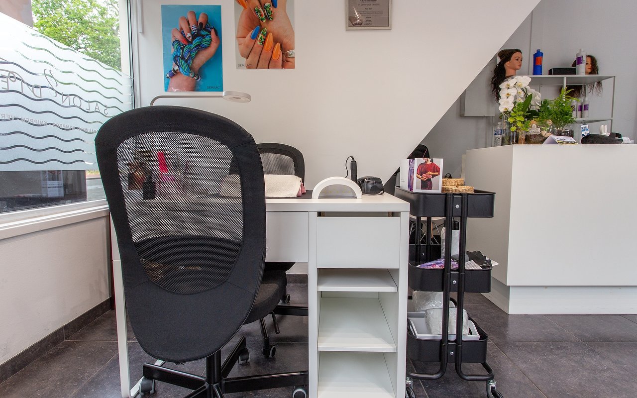 De nageltafel van dichtbij, met stoel en lamp